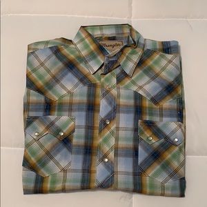 Wrangle men’s pearl snap button down